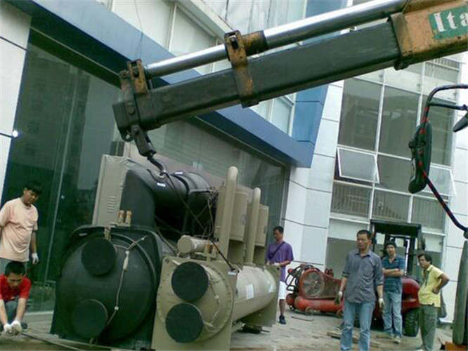 张掖市随车吊和汽车吊的核心区别是什么？哪种更省钱？