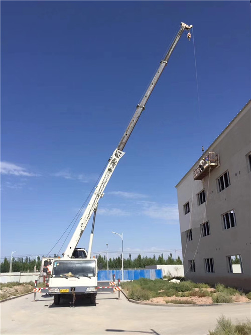 张掖市“轻装强干”—— 吊车的 “轻量化臂架” 技术